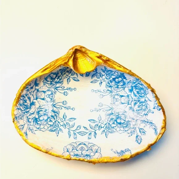 !SOLD! Handcrafted shell ring dish with blue floral decoupage design - Picture 3 of 5